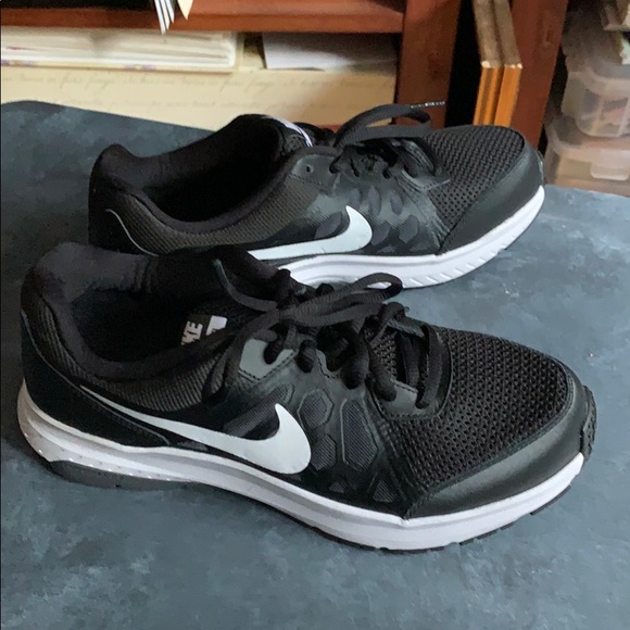 Nike shoes - Picture 1 of 5